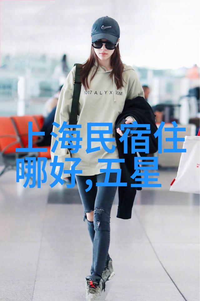 老年旅游专列游乘风破浪翠绿岛屿等候我们脚步的轻抚