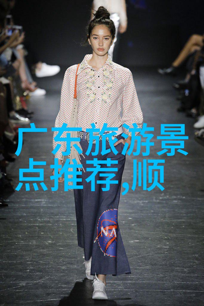 云海之巅的行者张家界自驾游