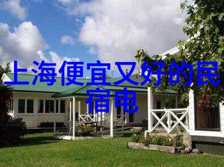 春日游漫步在碧波荡漾的湖畔湖光山色