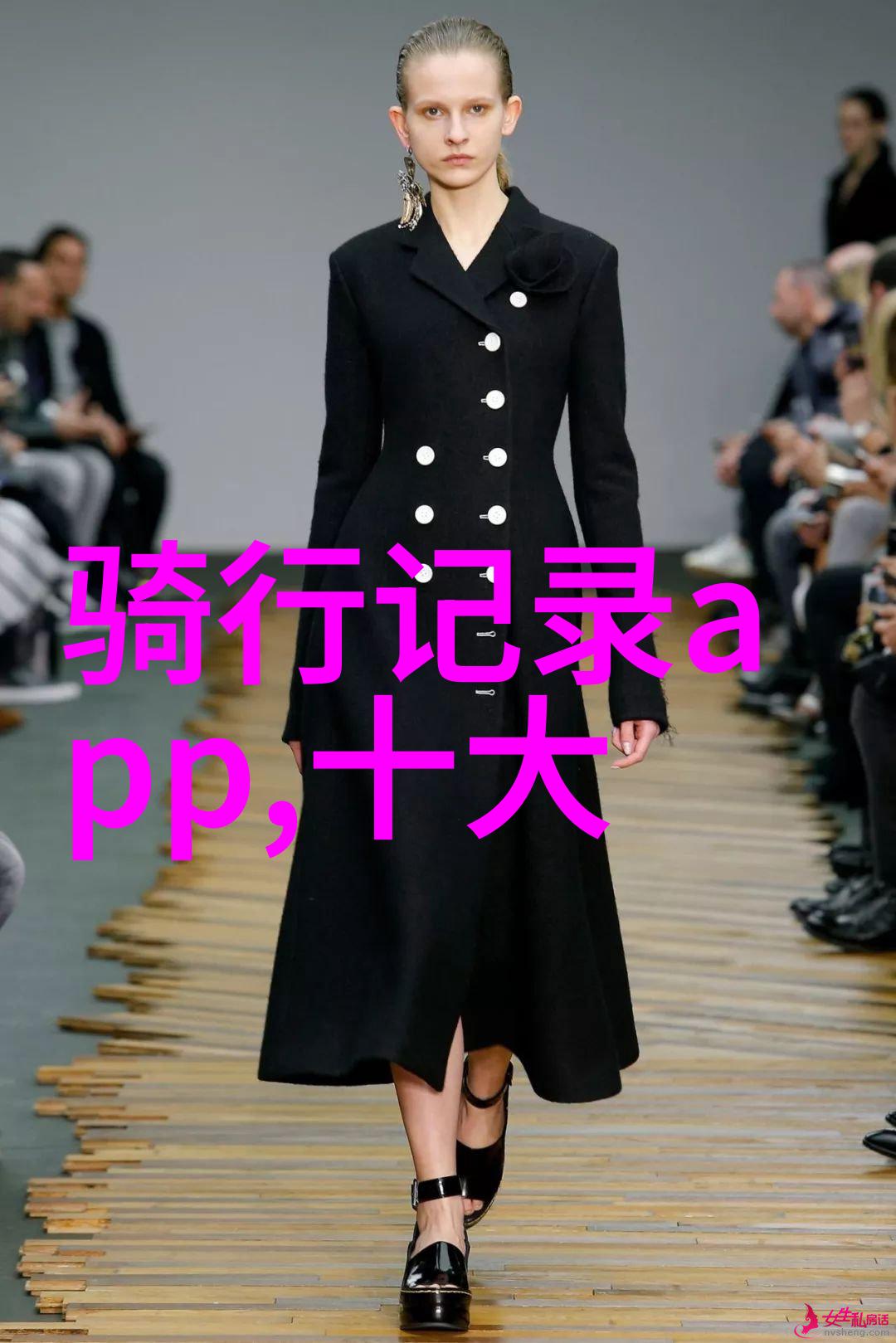 我们两个C的你舒服吗角色扮演中的双重身份探索