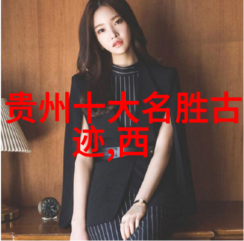 新疆赛里木湖春秋阁中的天空与水之美
