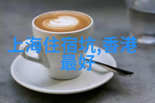 重庆老龙洞景点对偶翠绿山峦与悠长历史