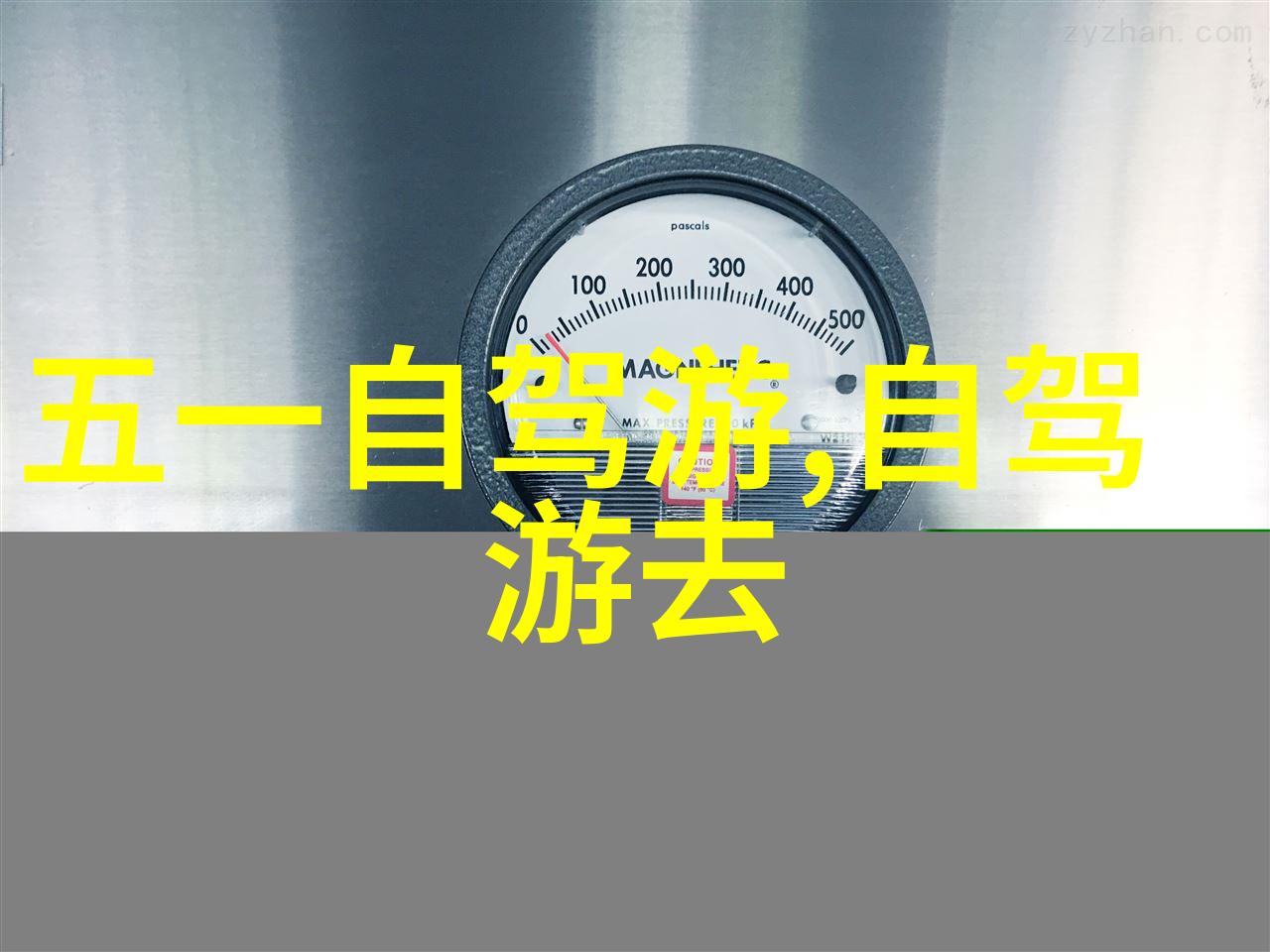 小姐姐用手捏自己的小兔兔心想哎呀这小家伙怎么这么可爱啊