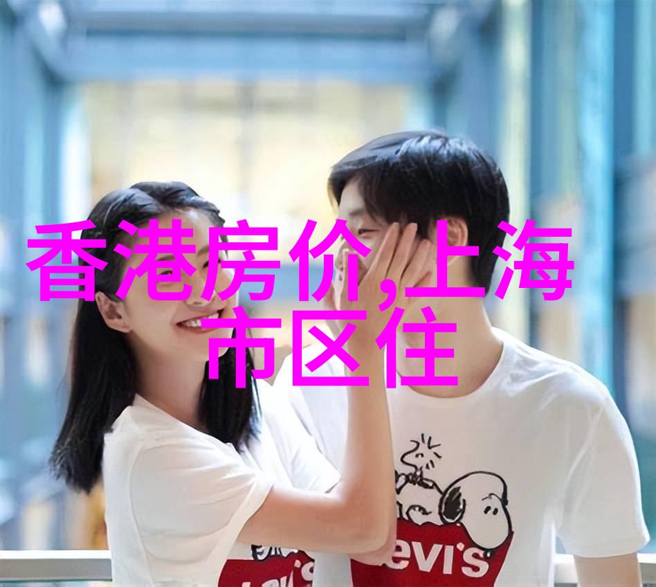 夜幕低垂城市之光下的悠然行走