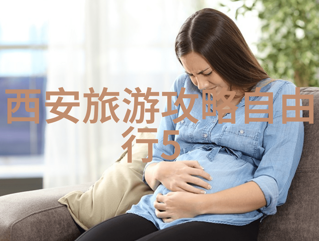 红叶如火映朐石门国内外游客共赏美景