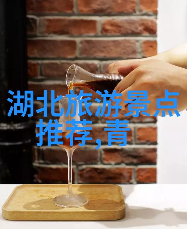 登山探险攀登高峰领略壮丽风光