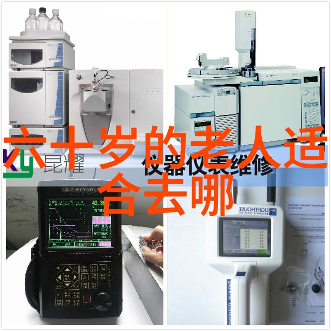 在上海的小吃一条街上一个来自成都的朋友正在寻找正宗的四川小吃推荐