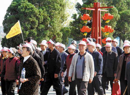旅游团的新套路，这次连老年人也不放过